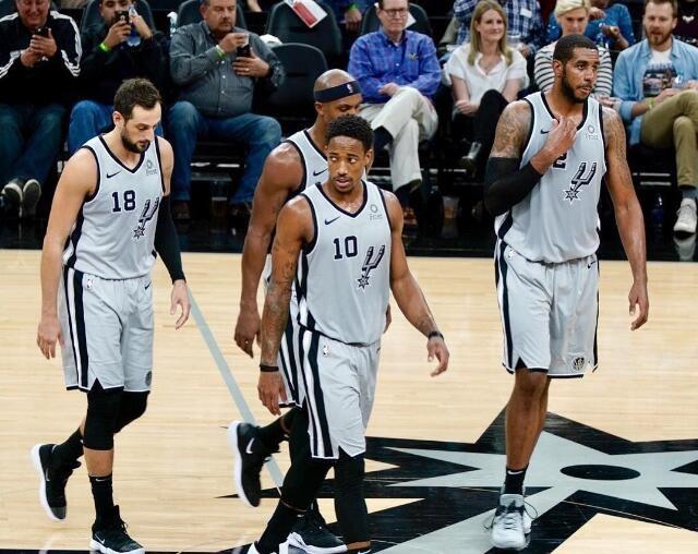 在两翼自由 在两翼自由